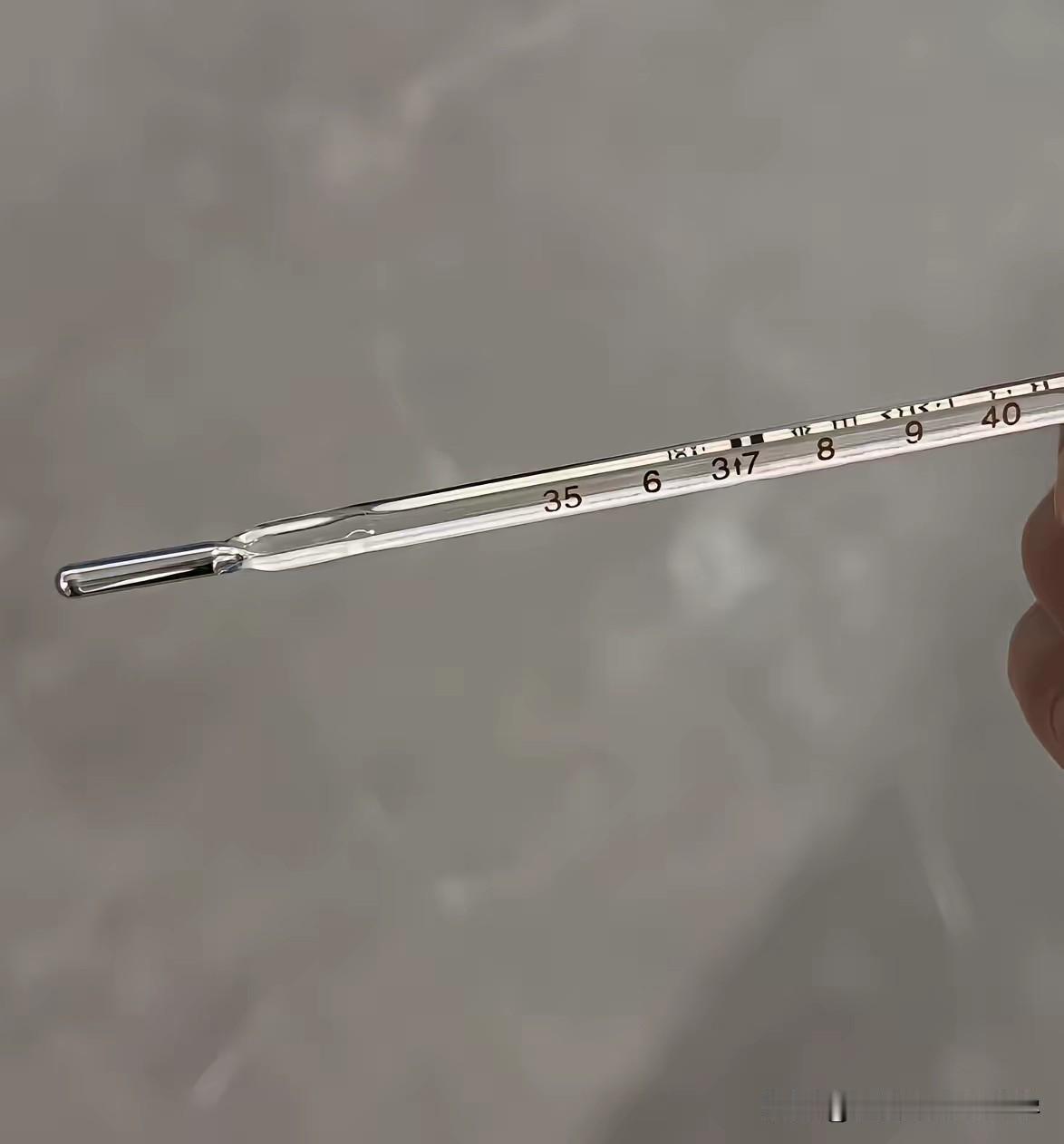 真没想到这个陪伴了我们几十年的水银体温计也要和我们说再见了，
从小用到大的物件以