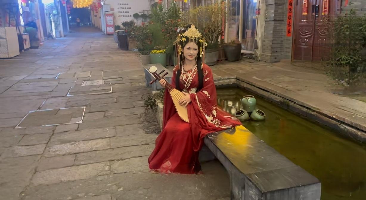 话说李哥“三不该”

连日来，李哥与米米跨国之恋风云突变引发网上热议。

李哥与