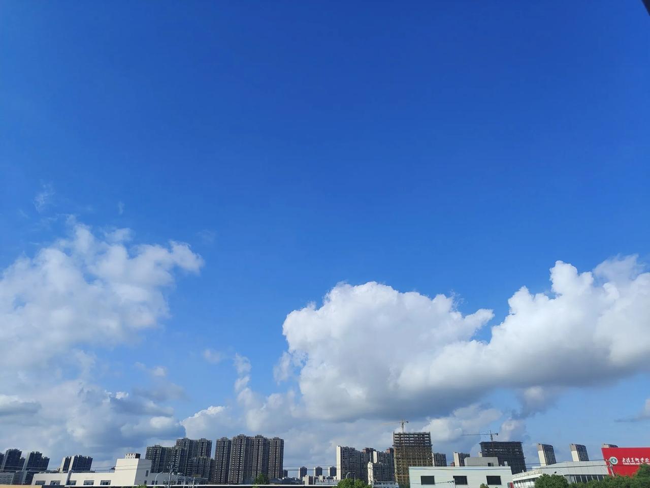 这种晴天看着很浪漫，不是说有暴雨和雷雨吗？看来只能是明天下了！