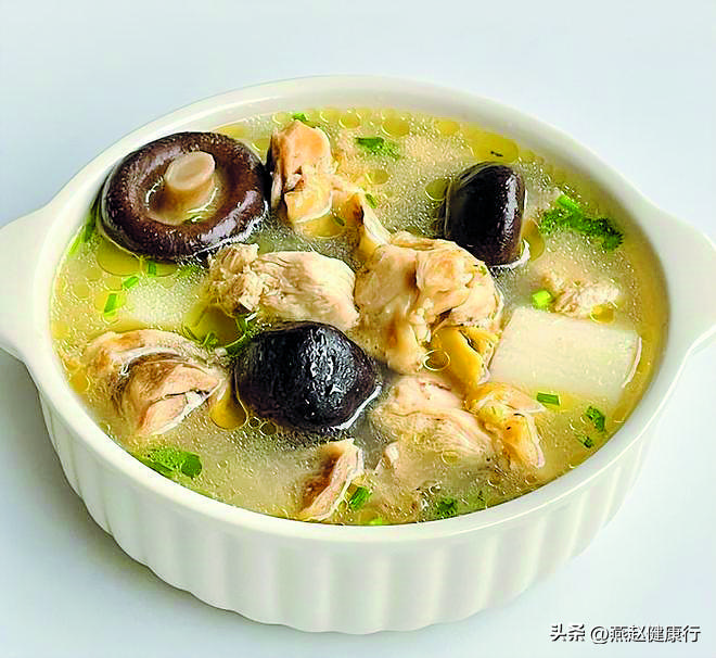 喝香菇柴鸡汤】具体做法：准备柴鸡半只、干香菇10只、红枣8克、枸杞10克。柴鸡剁