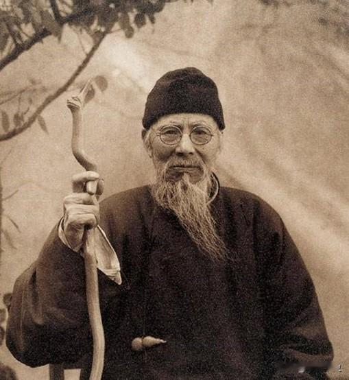 1926年，齐白石在北京购置了一四合院，想要找一个看门人，一个晚清老太监主动上门