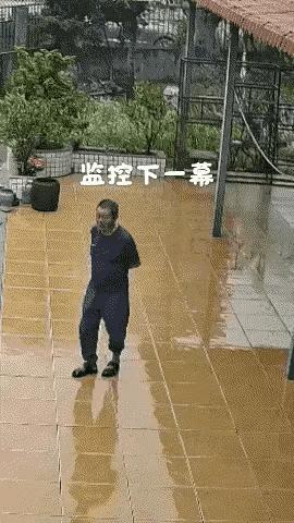 后脑勺着地，这下应该危险了[打脸][打脸]