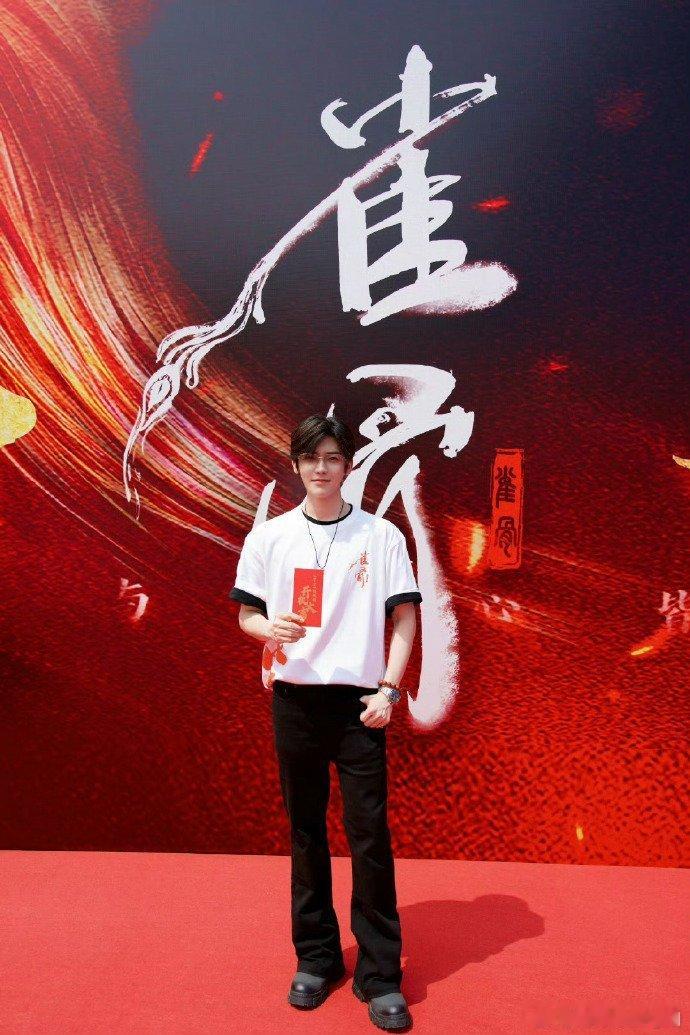 侯明昊新剧完全是主人级别 侯明昊的萧无衣气场绝了！眉峰带锐笑眼裹狂，黑红大袍衬得