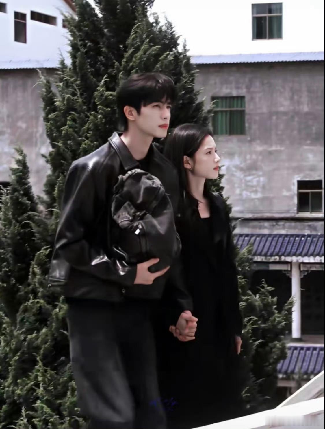 以为宋威龙张婧仪在拍奢牌广告两大浓颜脸同框表现力太强，黑色穿搭自带高级电影质感，
