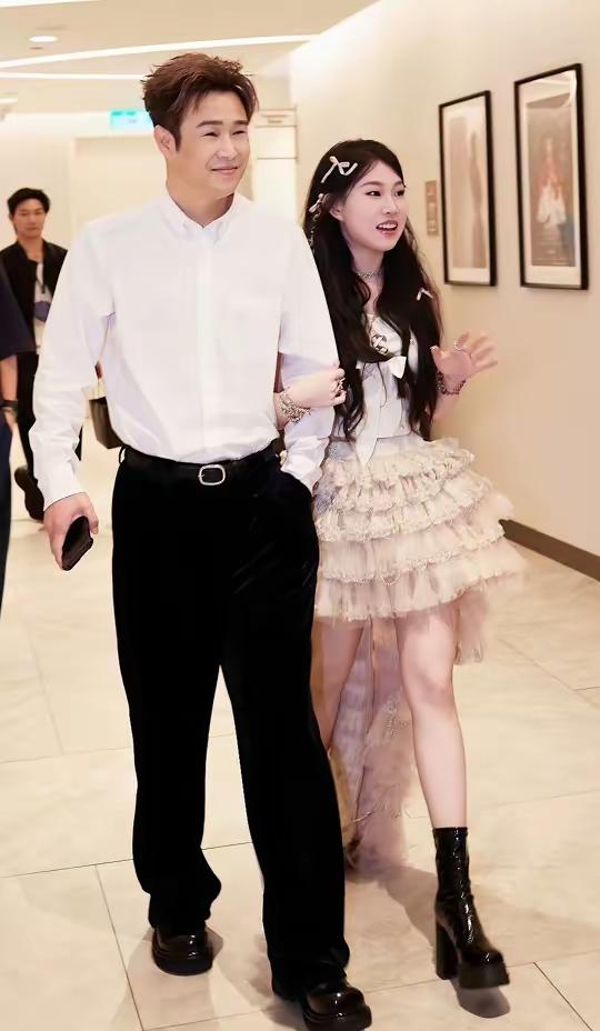 小沈阳对女儿的宠爱，着实令人称赞！
在湾区升明月晚会上，这份宠爱展现得淋漓尽致。