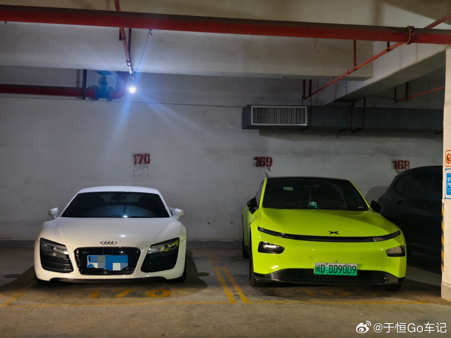 自从我停过来这个车位后R8大哥就往旁边停了一点，这样方便他开门也方便我开门，而且