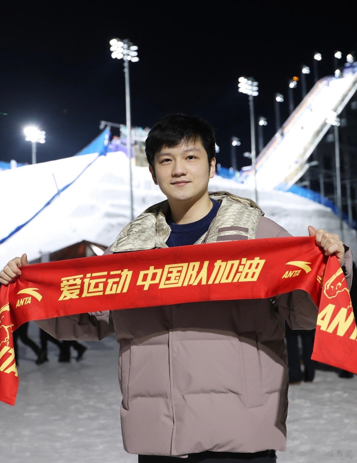 樊振东现身意大利看冬奥从乒乓球台到冰雪赛场，樊振东现身米兰为冬奥加油，真的太有画