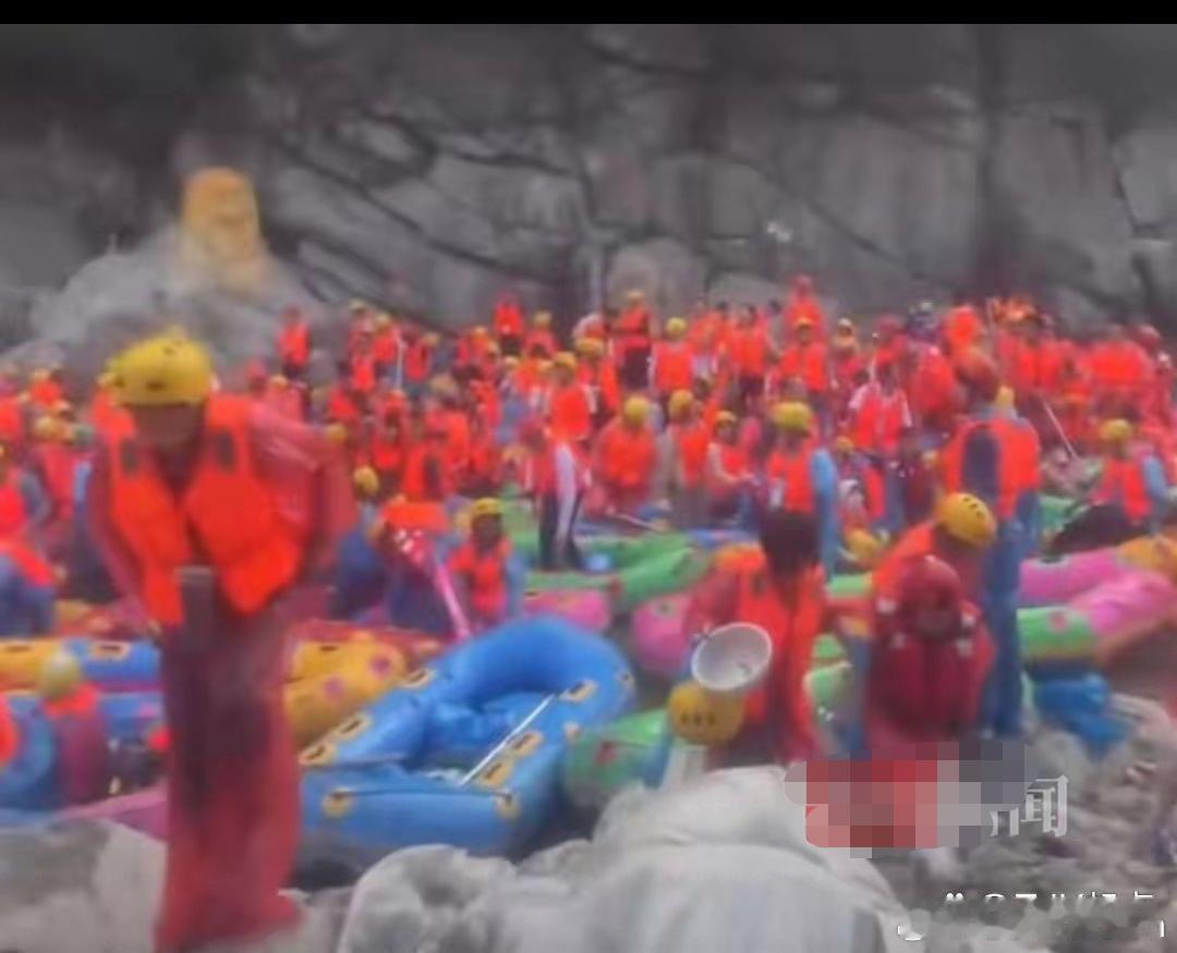 陕西漂流翻船当事人说2个座挤5个人陕西柞水漂流船翻扣有游客受伤。五一假期胡女士和