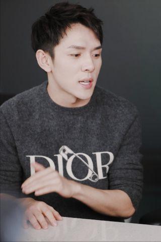 主持人，杨澜，问李佳琪的妈妈，儿子出息了，会给你奢饰品吗。李文利说，我不要，他给