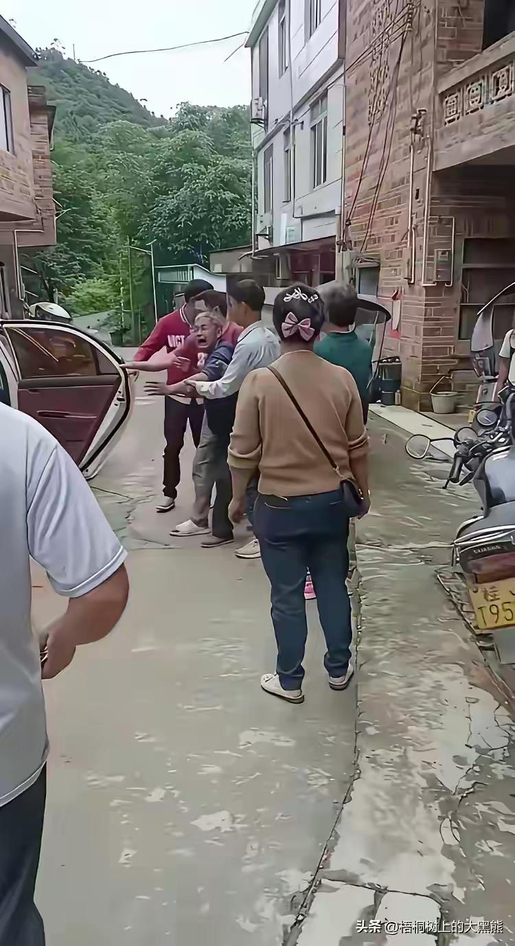 广西贺州，三兄弟因为要忙着干活，没有时间照顾年迈的父亲，所以商量着把老父亲送往养