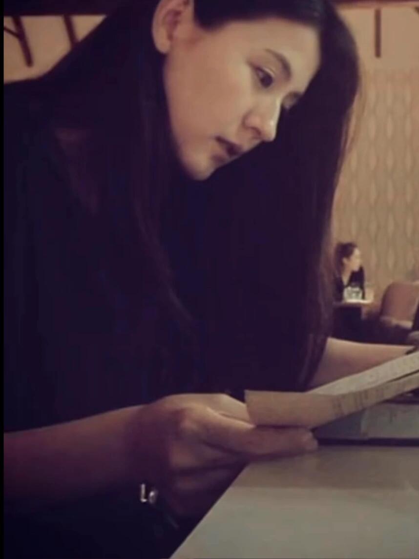 杨幂热依扎认识24年了【热依扎】这样的脸我少年时代似乎在小说里见过很多次 