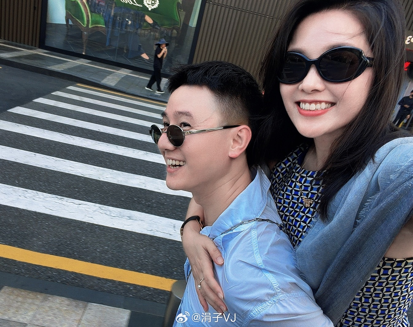 今天深圳热晕了，粉丝的热情更让现场热浪滚滚，王楚然这一身dior连衣裙，是夏日里