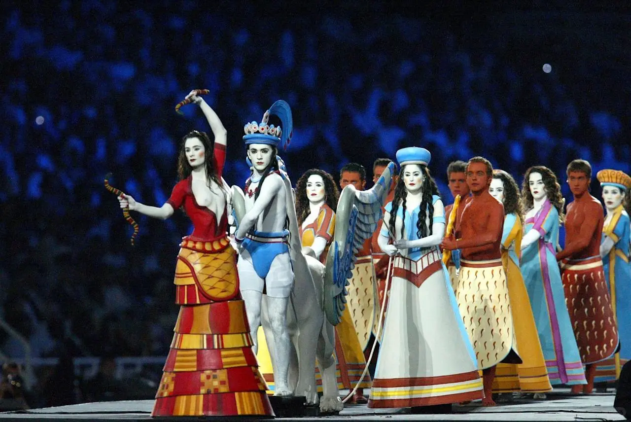 奥运会 2004，雅典奥运会开幕式，演员们打扮成古希腊历史上文物的样子进行演出。