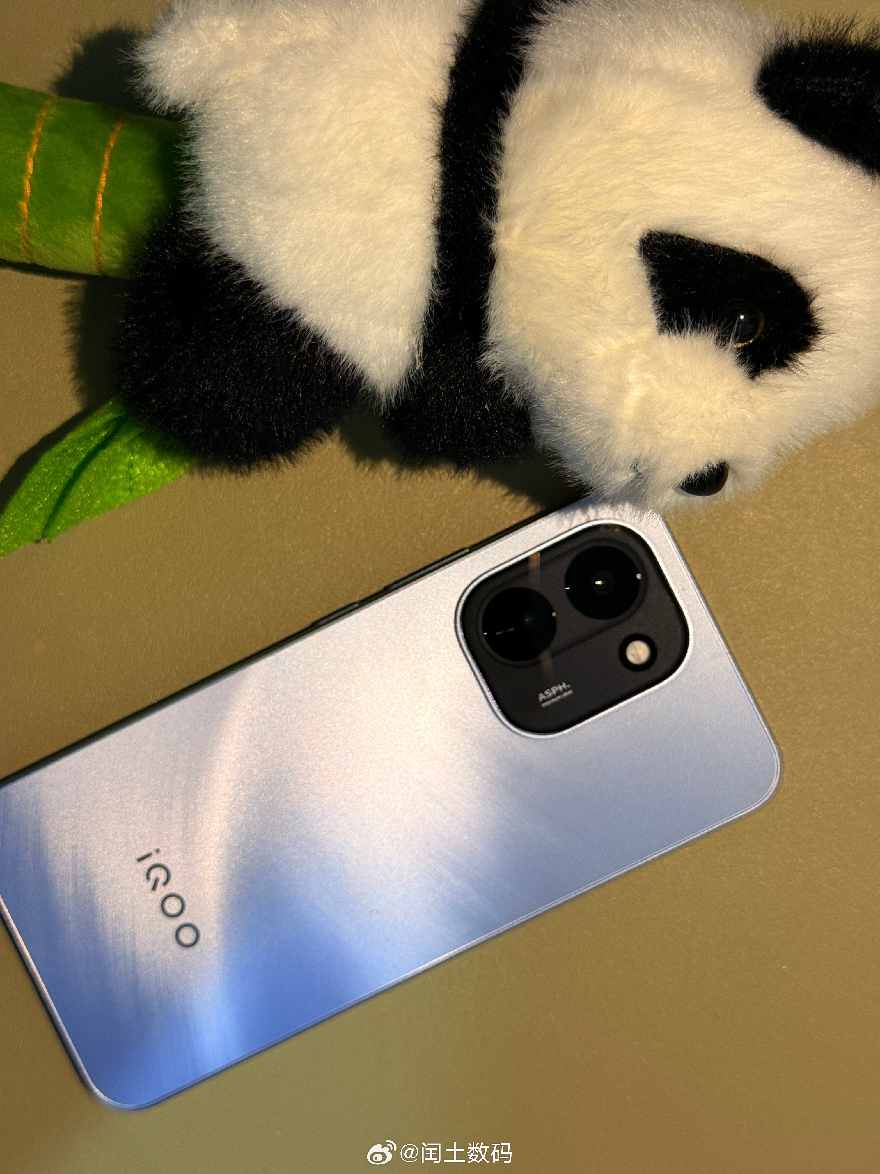 iQOO Z11 裸机长期使用实测：磨砂背板抗刮耐磨，日常钥匙放在同一个口袋，也