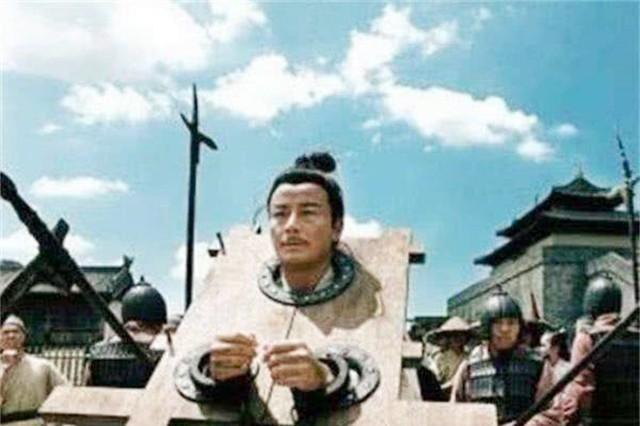 隋朝有个管押送的官员，押送70名流放囚犯去长安，走到半路，他把所有人的枷锁全解了