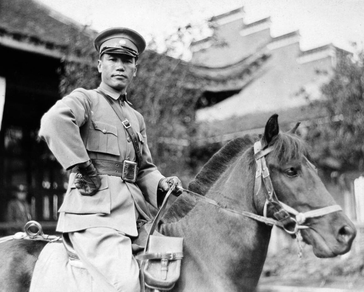 飞扬军事 100年前的今天，1926年6月5日，蒋介石被任命为国民革命军总司令。