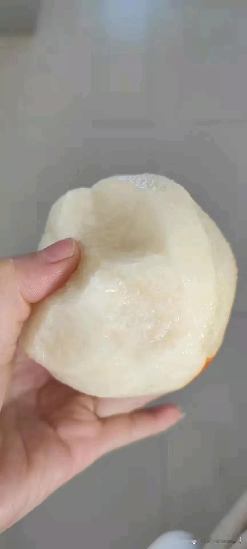 我县最大的麦地弯梨，万亩梨园开始热卖了。我表姐帮他们一年卖出去十几吨的，最甜的冬