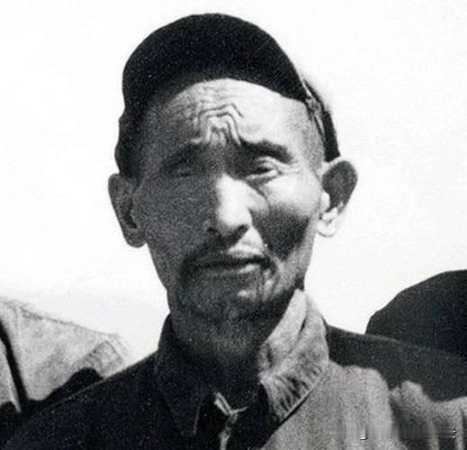 1952年，解放军进山开展工作，在大凉山找到一名右眼失明的奴隶，经身份核查，军区