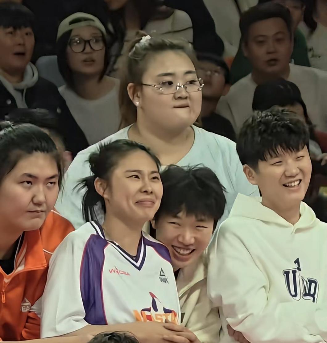 刘禹彤落选国家队那天，朋友圈都在刷她博士论文的致谢页。
这个能撞开三个防守队员的