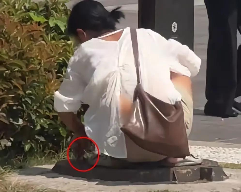 时间越长，问题越大……

9月8日，西安大雁塔附近，一名女子向雨水井投放可疑物这