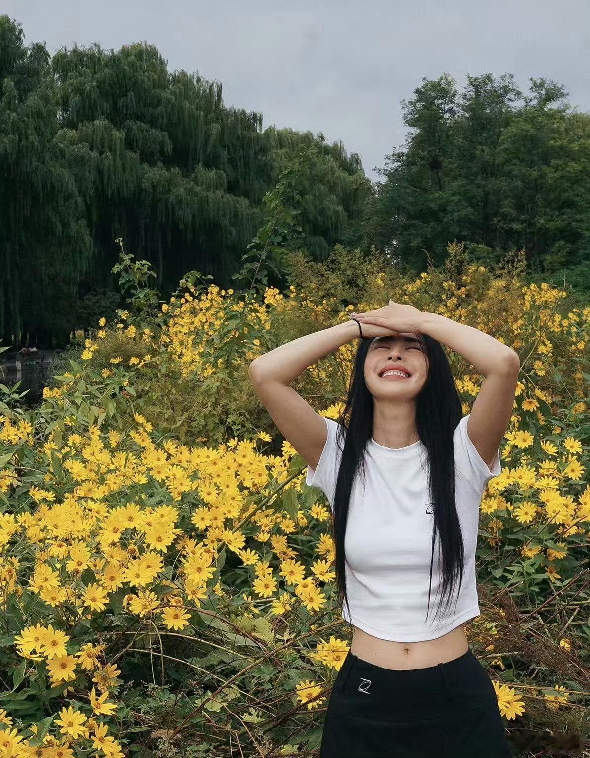 李菲儿溢出屏幕的鲜活感  哇塞！李菲儿简直是把鲜活感“焊”在屏幕上了！拍照那叫一