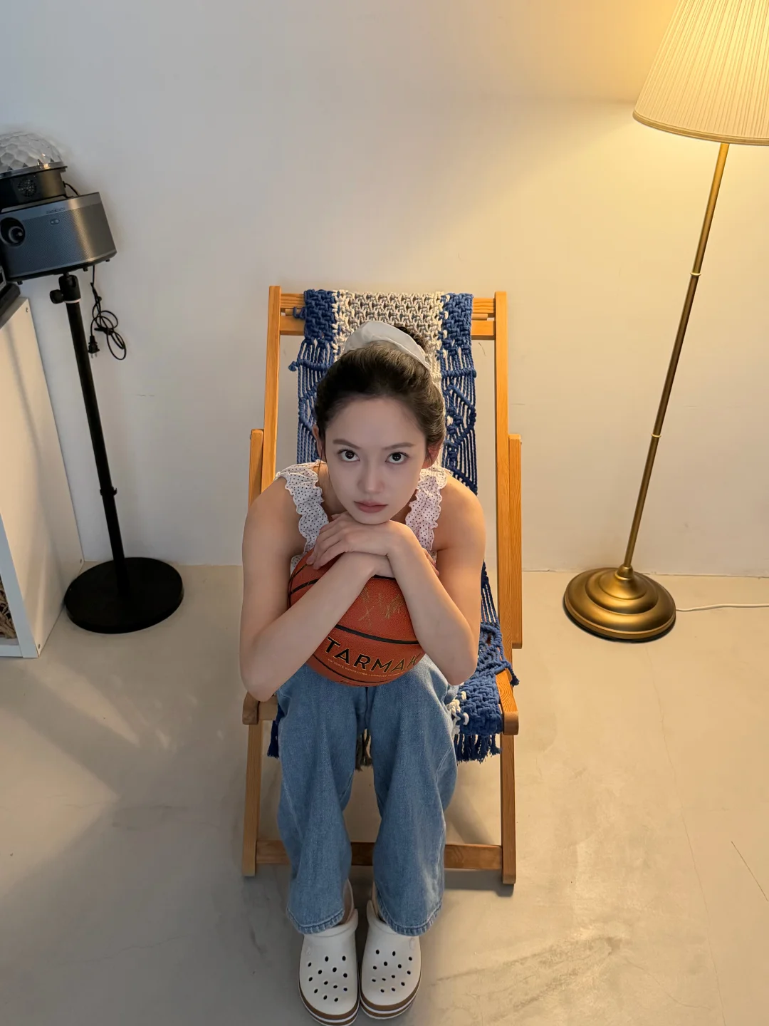 就这样用拖鞋挑衅篮球🏀