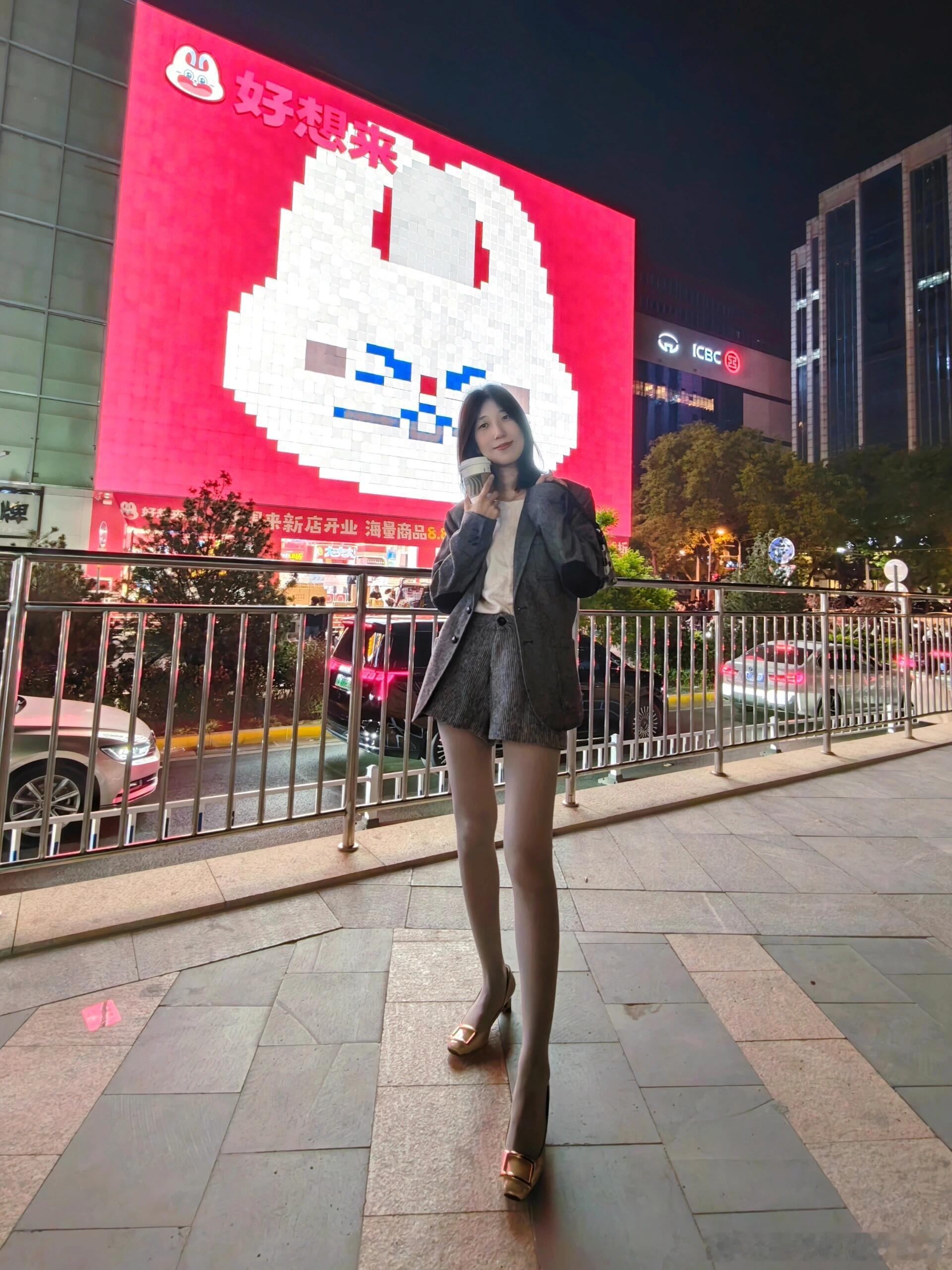 夜色下的灰色丝袜更显可爱～ ​​​