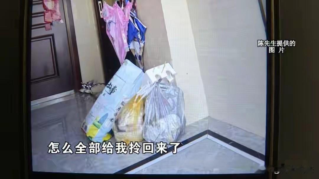 杭州临平，陈先生将垃圾扔到楼下垃 圾桶，没过多久，垃 圾竟再次物归原主送至门口，