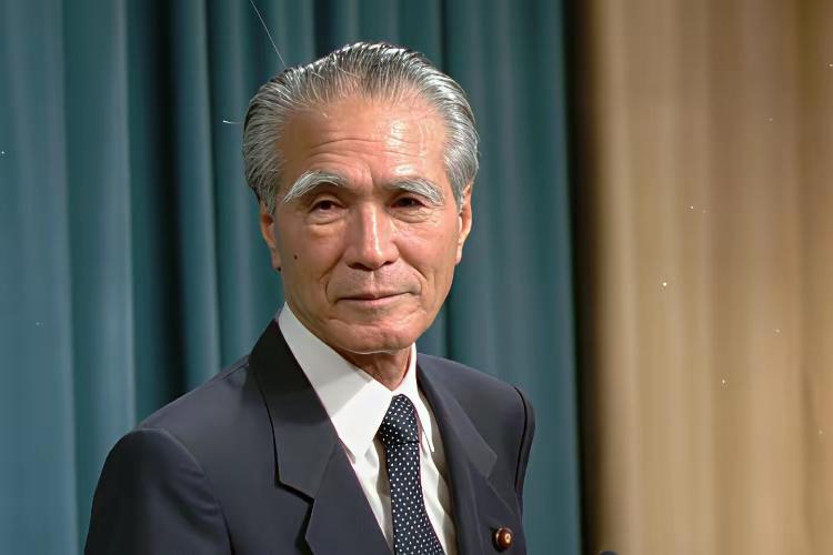 他是前日本首相，它在1995年8月15日，发表著名谈话，首次以内阁首相名义正视日