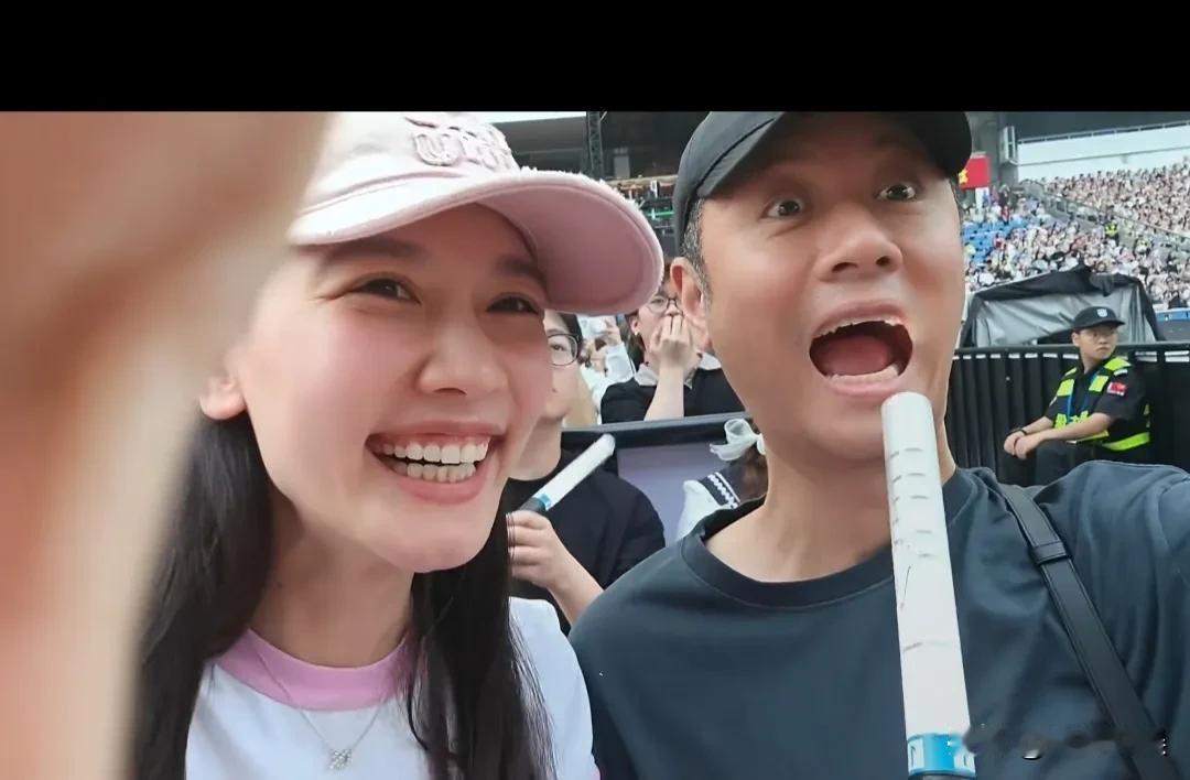 任意和老婆孙骁骁，合体看薛之谦重庆演唱会，夫妻俩一个稳重、一个俏丽，好甜啊！
任