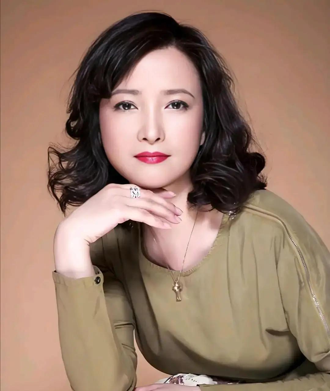 现在娱乐圈真朋友太少。今天说说唐国强和何晴，这是一股清流。
 
他俩因《三国演义