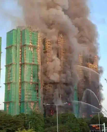 大揪心了！香港7幢大楼先后着起大火！昨晚睡前已有13人遇难，今早睁开眼一看，心又