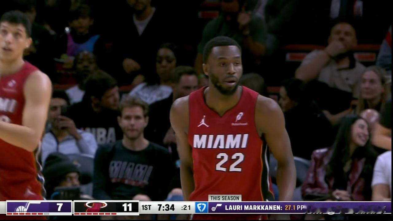 热火球星维金斯真是有苦说不出！在今天热火主场以111：115不敌爵士的比赛中，虽