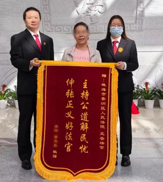 女子为了筹钱出国留学，想把父亲住的房子给卖了，而此时父亲身患重病，便拒绝了她的请