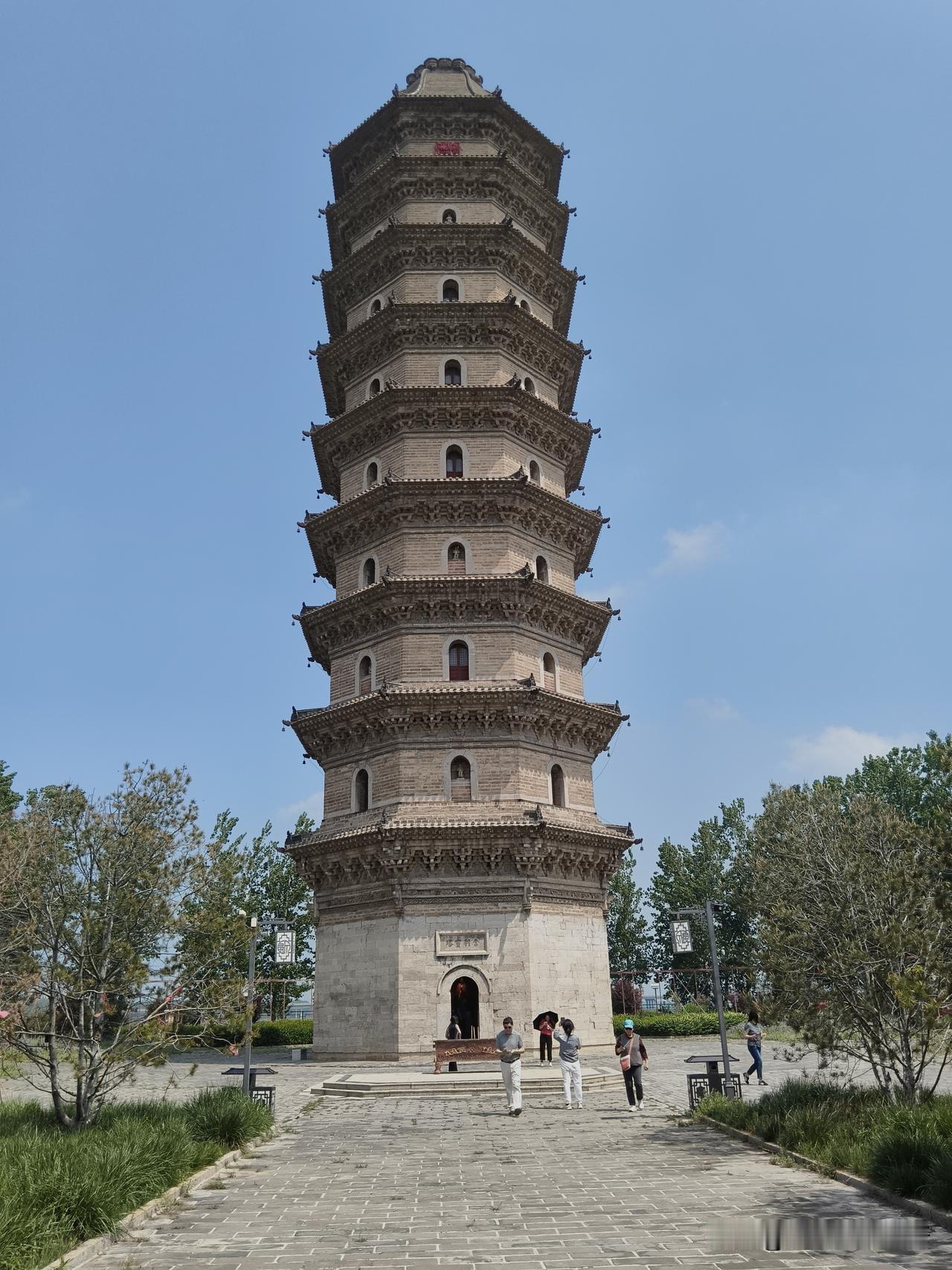 看塔看到沟里去，是心诚，善良的结果啊！
昨天下午开车去看，临清明朝的舍利塔。
导