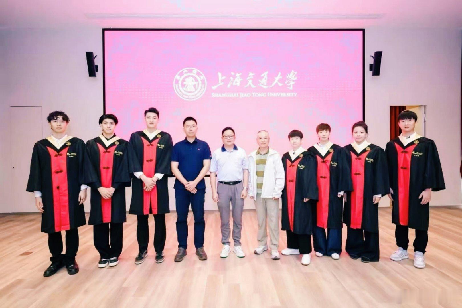 孙颖莎毕业 恭喜孙颖莎顺利从上海交大毕业！从国际赛场拿遍金牌的世界第一，到踏实完