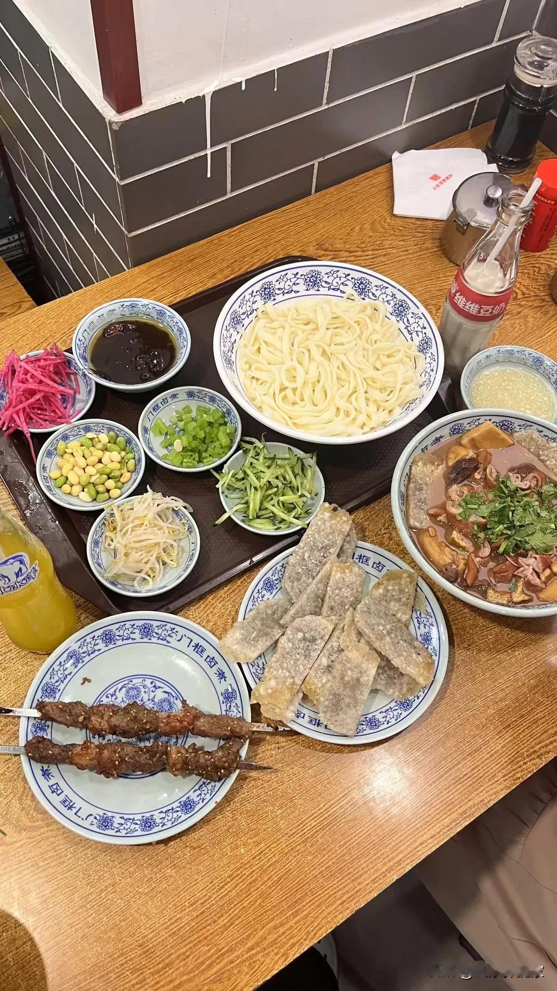 旅游路上吃的当地美食
听说是明星同款
太美味了😋
到现在还怀念


