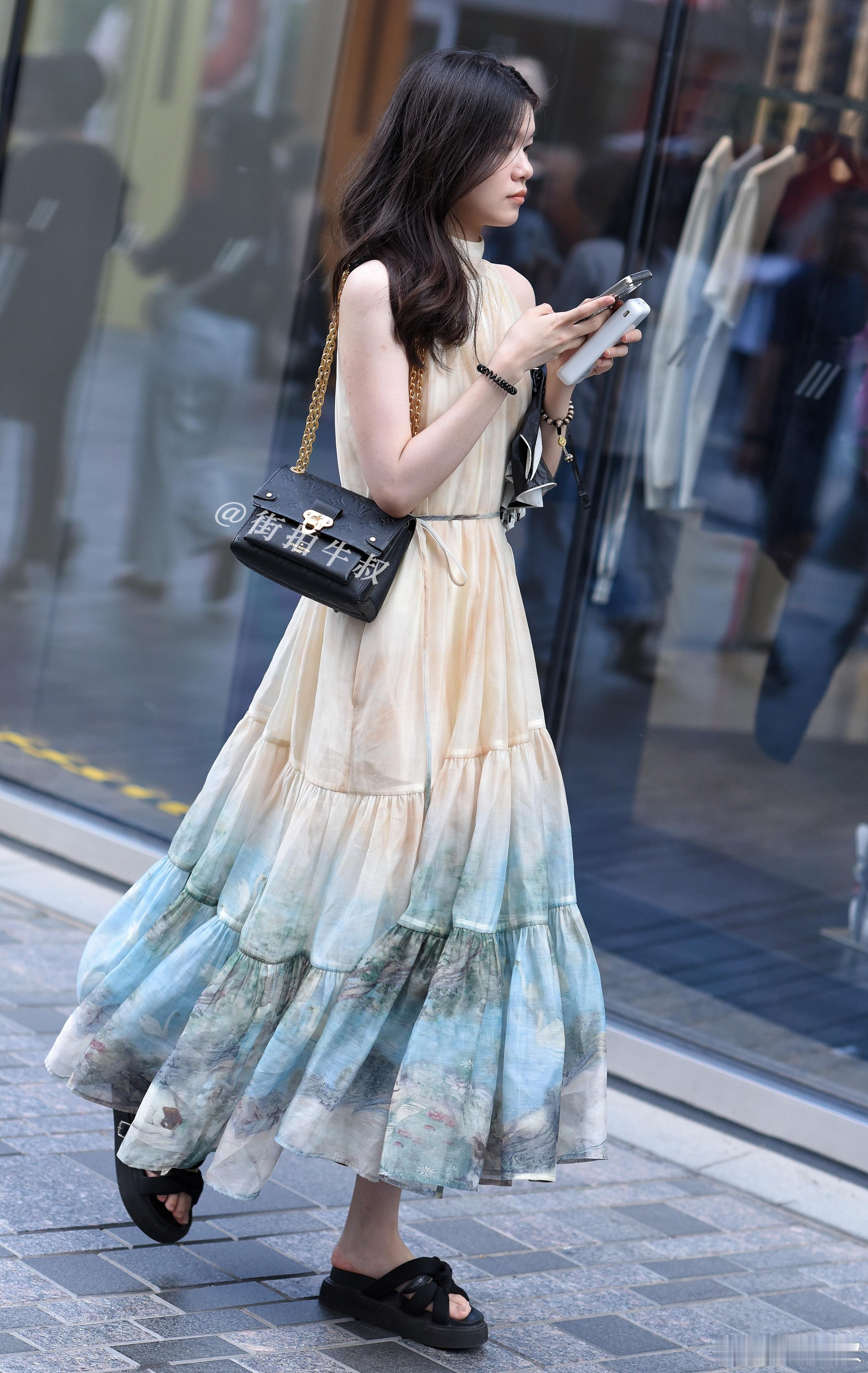 漂亮的国风印花连衣裙 