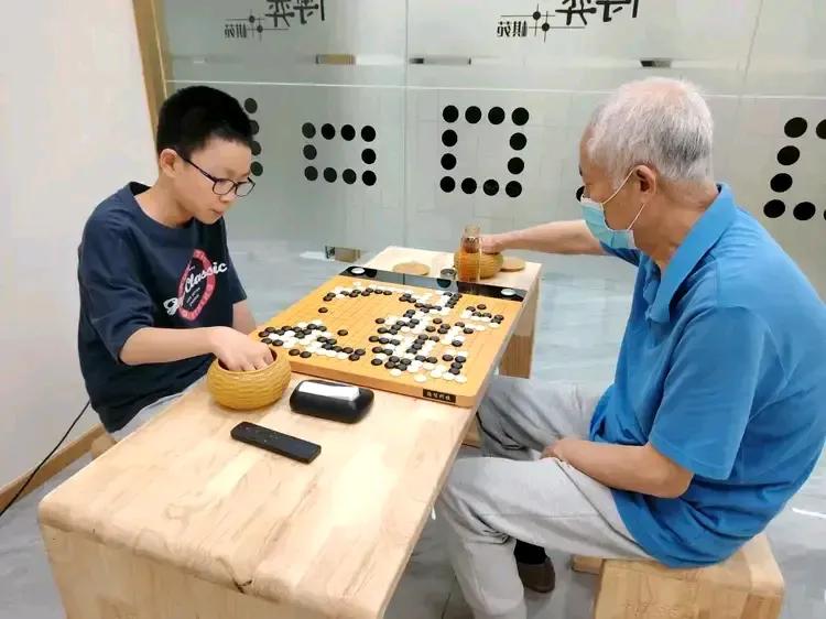 下棋对弈 +强身健体~养生之道



一代世界著名的百岁围棋大师吴清源先生，我的