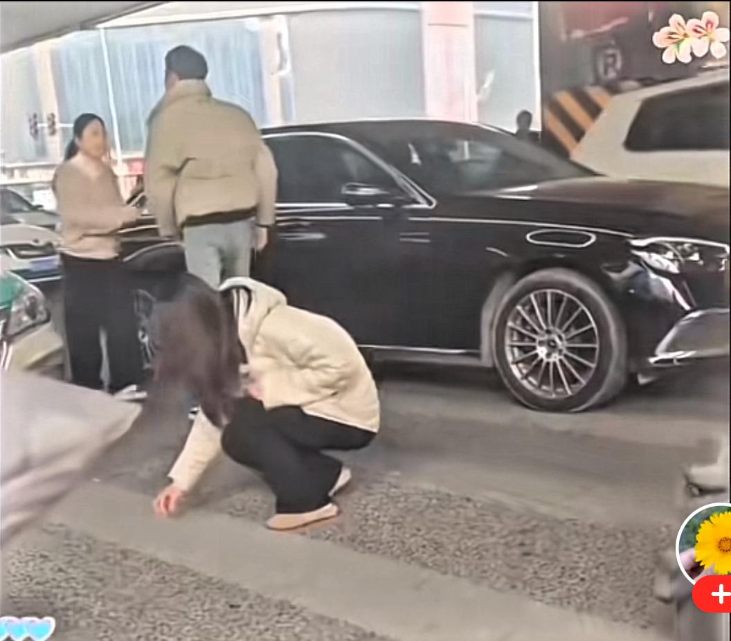 太可气了！郑州女子当街遇见丈夫开车带小三，她与丈夫讨说法，其丈夫不但没有愧疚之意