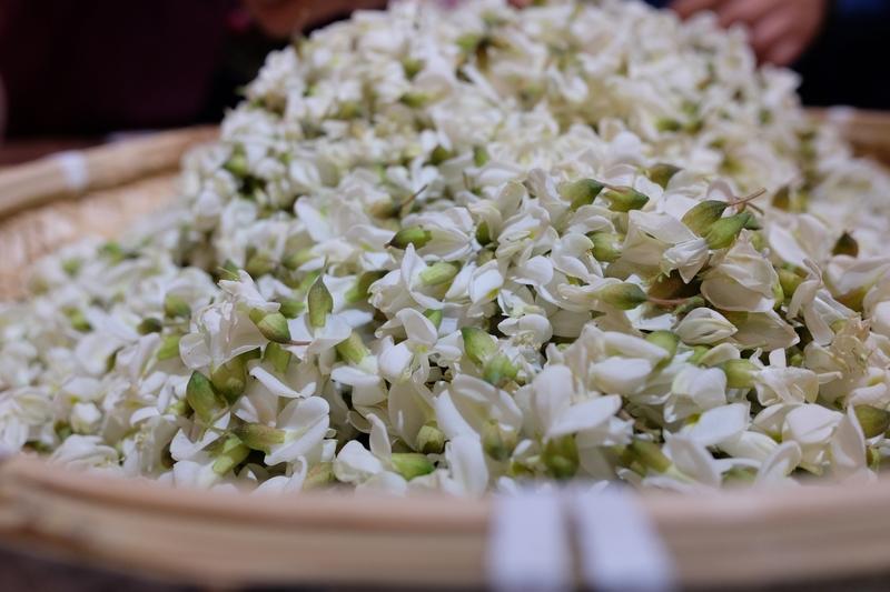 在异乡，想家的瞬间总是猝不及防。就像那个远嫁18年的湘妹子，曾嫌弃河南的土路不如