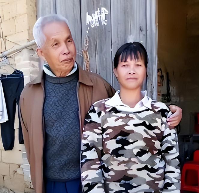 广西第一猛男！1994年，49岁梁二将19岁女工友带回村，随后两人开始疯狂造人，