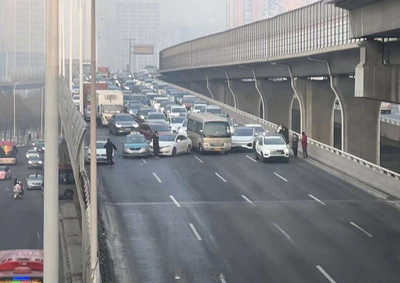 几台车凭一己之力，把整条高架路给堵死
不知道这几位车主是怎么想的[汗][汗]
