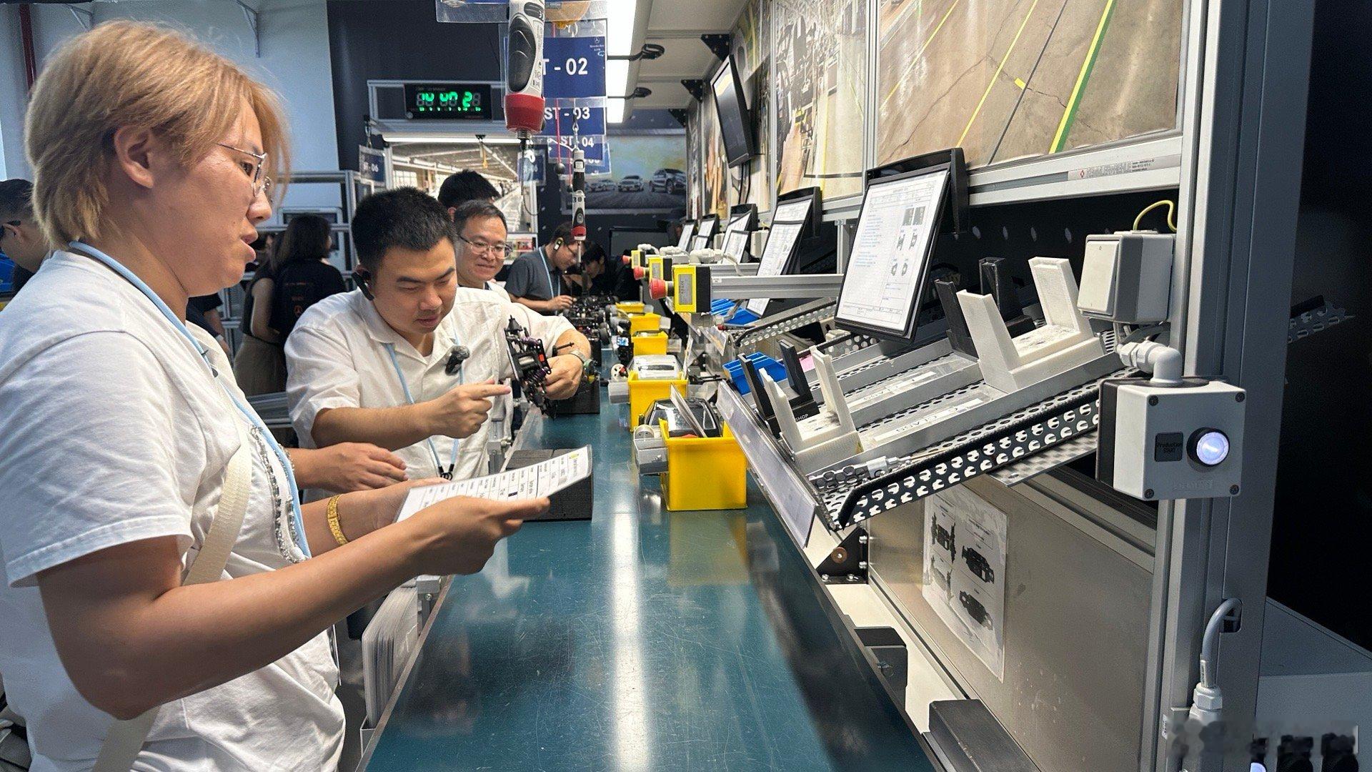 奔驰全球只有2个模拟生产线，其中一个就在北京顺义工厂。这是北京奔驰工厂用来复盘和