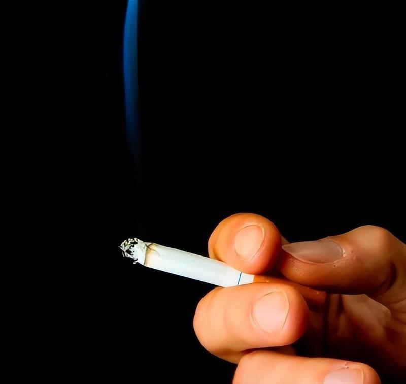 奇了怪？便宜香烟越来越少？烟贩老板：不是不卖，有"几大原因"


张大爷站在小卖