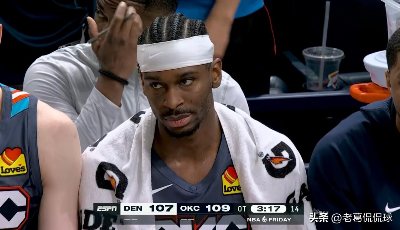 雷霆超级巨星亚历山大真是太落寞了！在今天雷霆主场迎战马刺的焦点战中，当时比赛进行