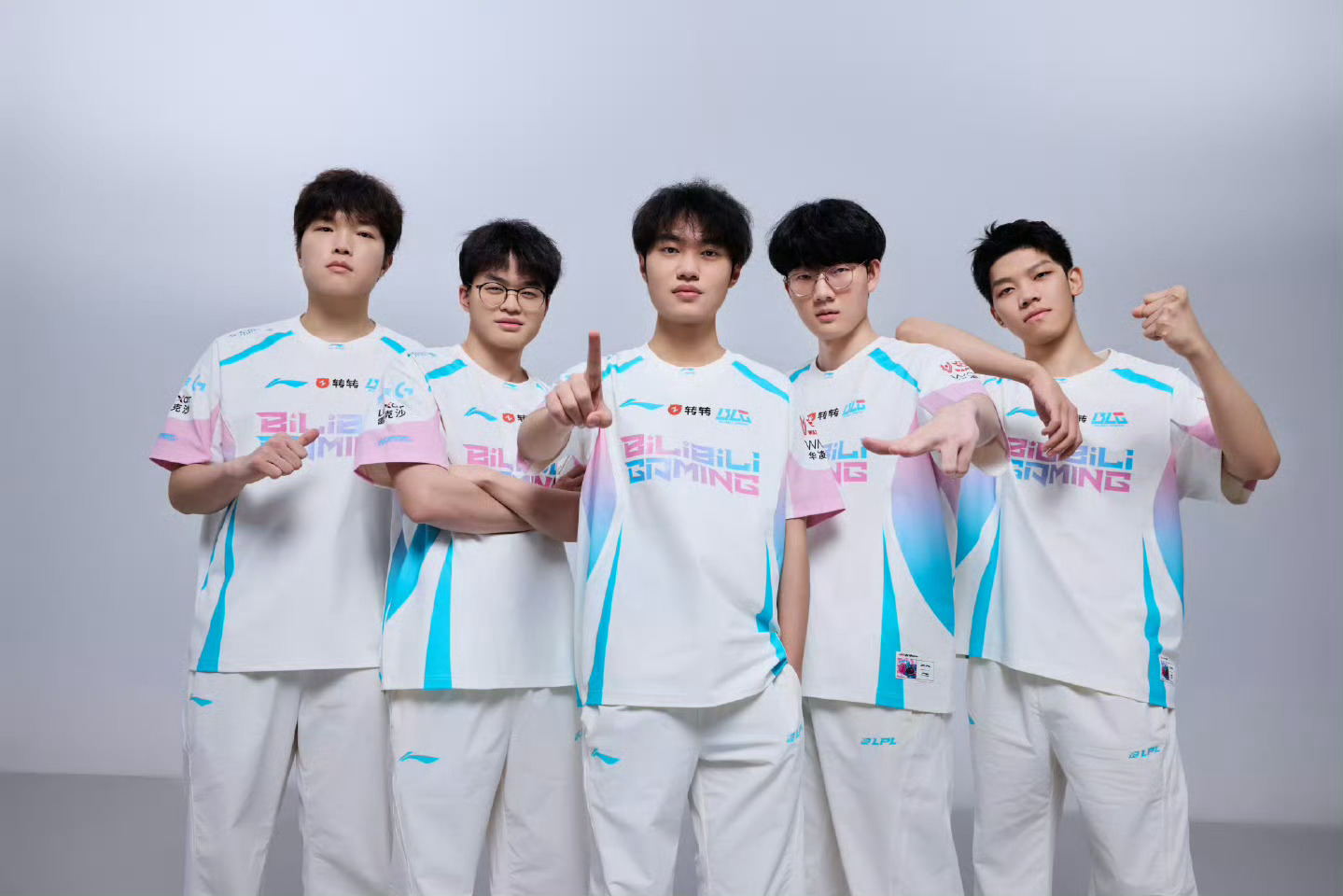 目前BLG领先登峰组第一，如果BLG今天对战IG赢下比赛将冲击四连胜，期待roo