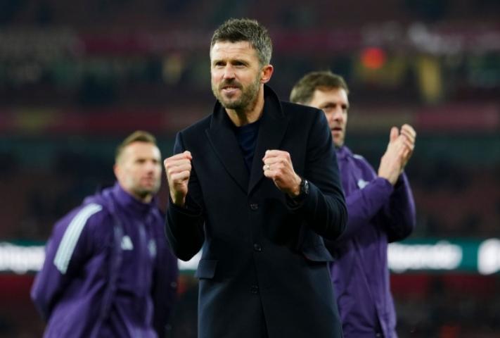 曼联名宿加里·内维尔和阿森纳名宿伊恩·赖特日前在Stick to Footbal