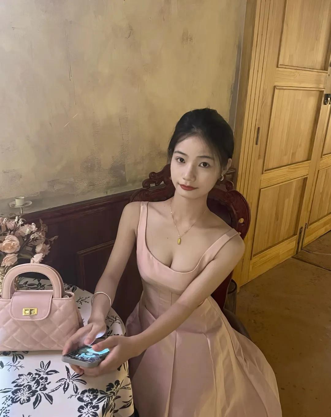 穿上连衣裙，化身小仙女。#分享绝美佳人照# #一组美女照😜# #分享迷人的佳人