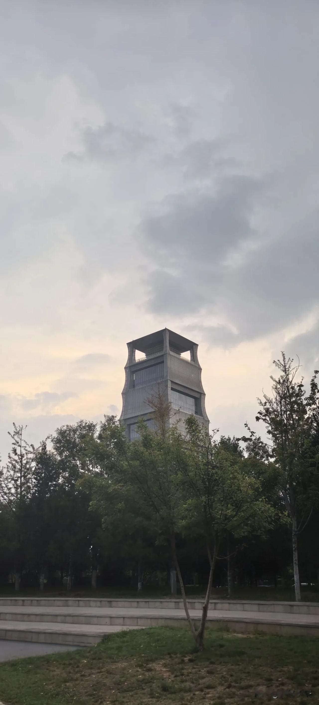 当黑夜的城市垂着眼
我听见远方的故乡在哽咽
嶙峋的酸枣树，倾颓的院落
余温尚存的